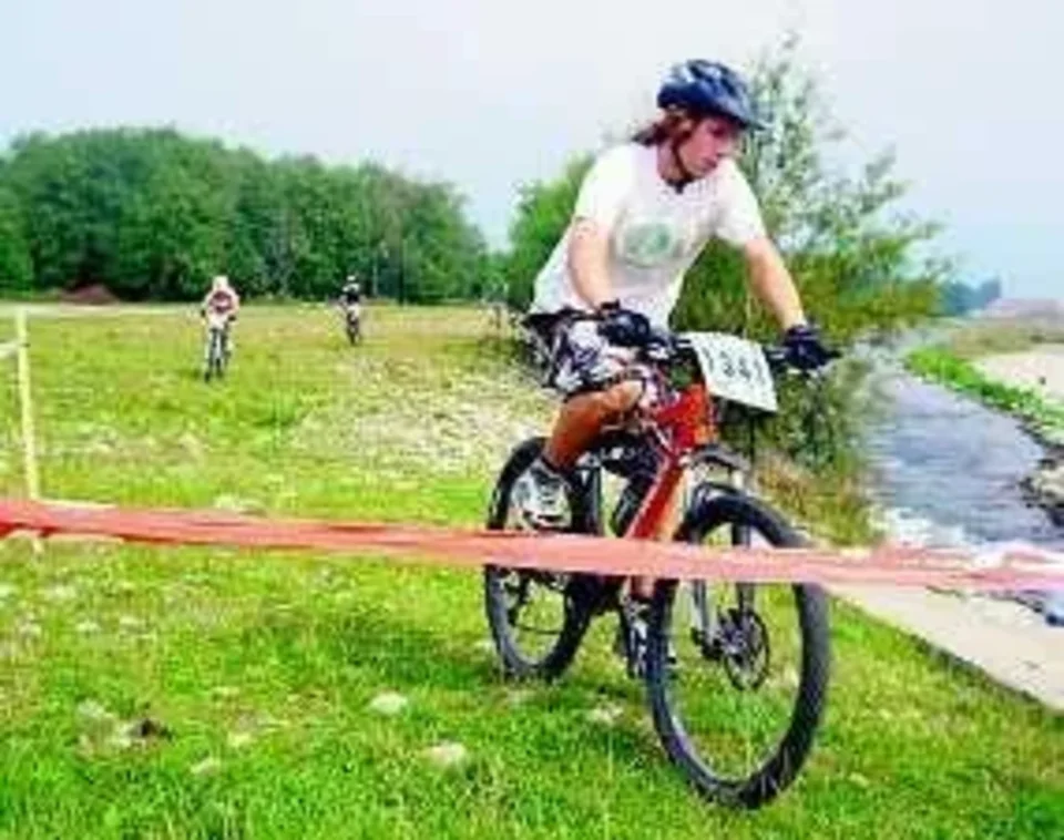 Młodzi kolarze walczyli o rower