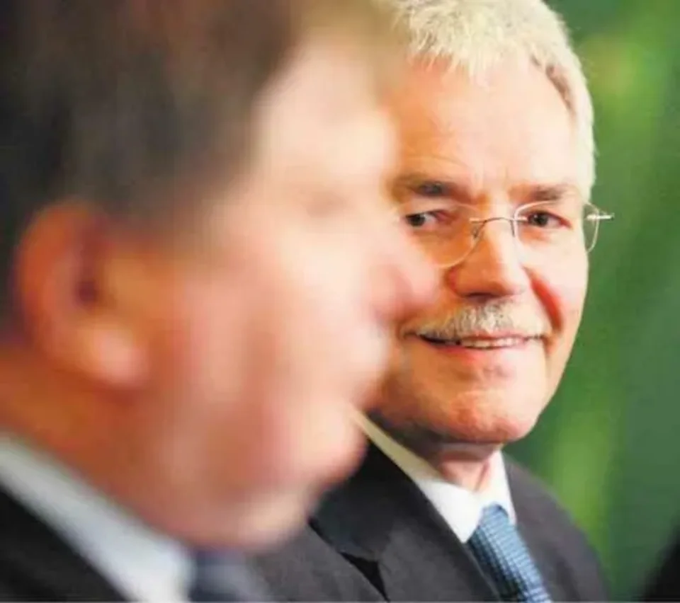 Wojewoda Kracik pije herbatę i rządzi