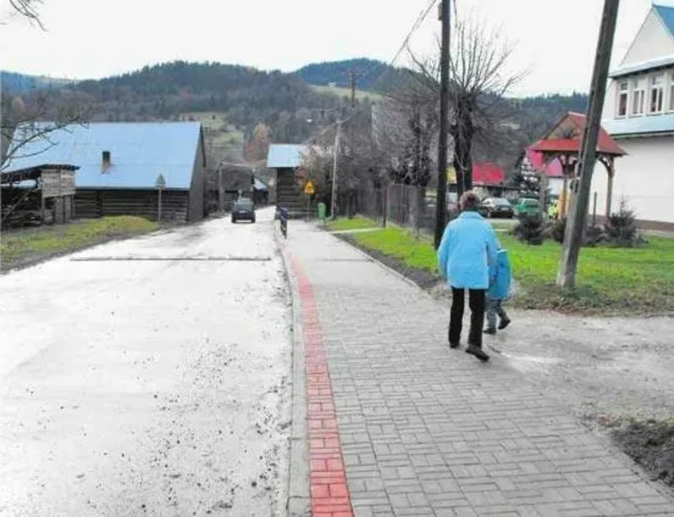 Chodnikiem bezpiecznie przez wieś