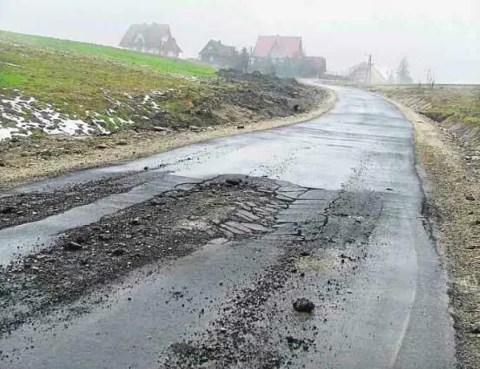 Asfalt ma dwa tygodnie, a już się kruszy i wychodzą dziury