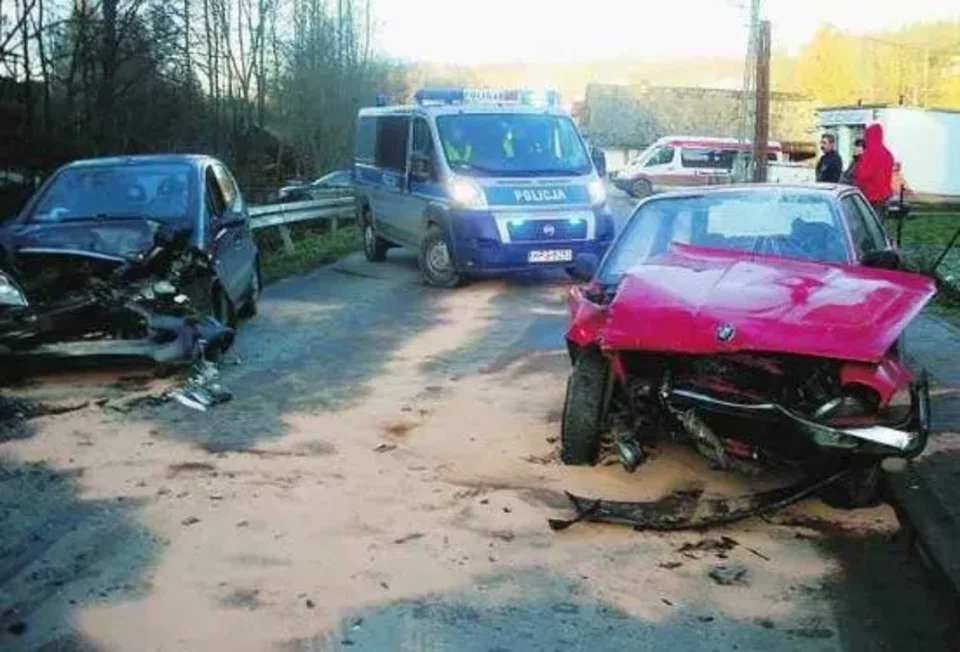 Nad ranem drogi bywają przymrożone. Boleśnie przekonał się o tym kierowca bmw