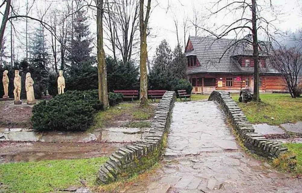 Poronin. Park wodny z muzeum Lenina w tle