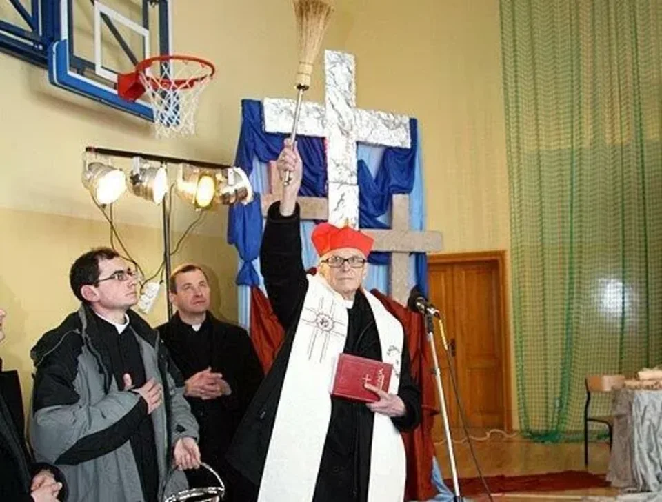 Ksiądz Kardynał Franciszek Macharski poświęcił salę gimnastyczną w Maruszynie