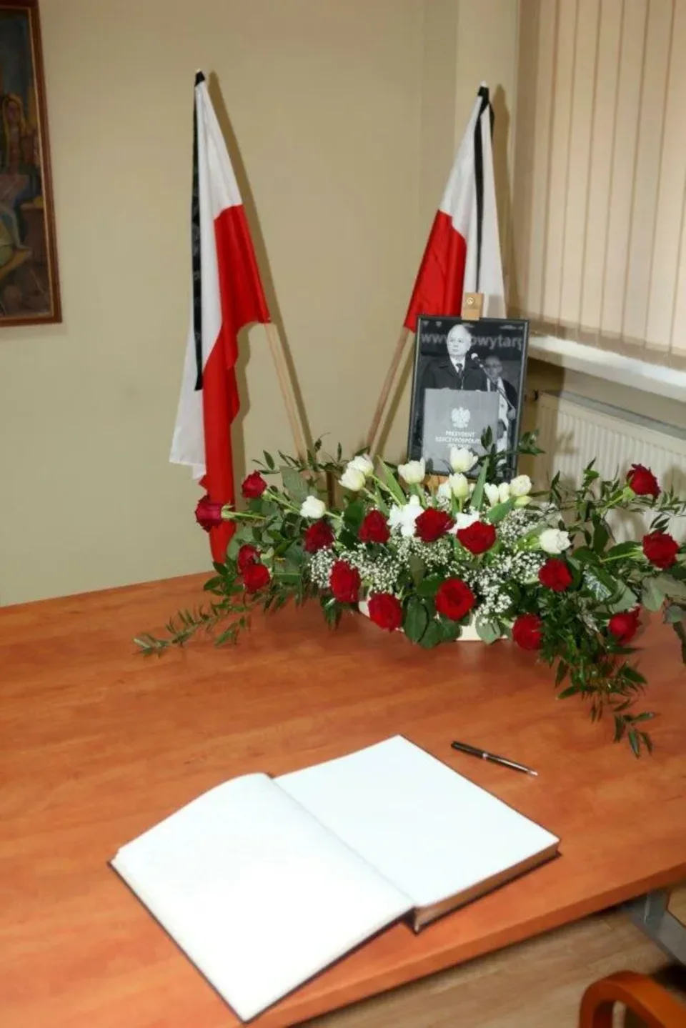 Księga kondolencyjna w Urzędzie Miasta