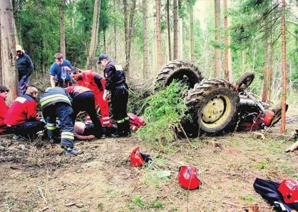 LEŚNICA. Mężczyzna przygnieciony traktorem