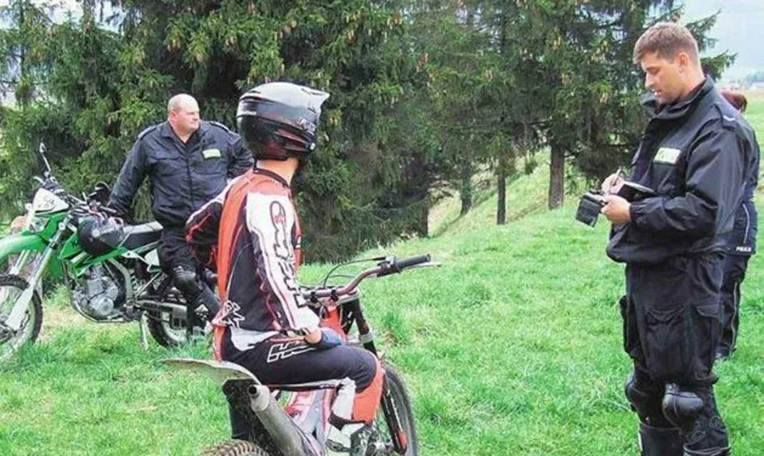 Policja i straż Gorczańskiego Parku wzięły się za crossowców