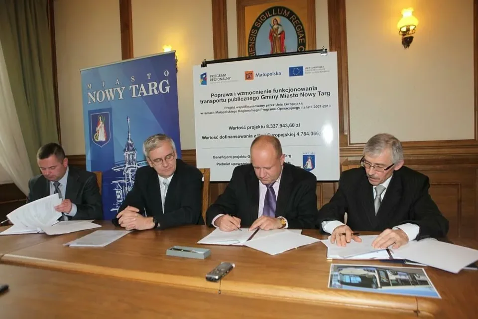 Umowa na pierwsze autobusy