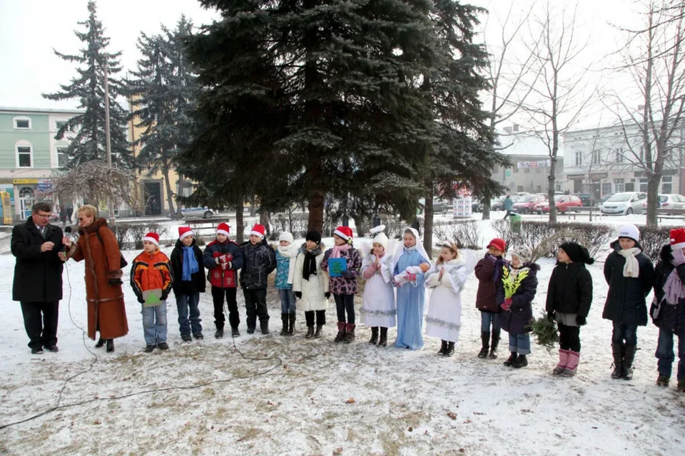 Dzieci z „dziesiątki” ubrały choinkę