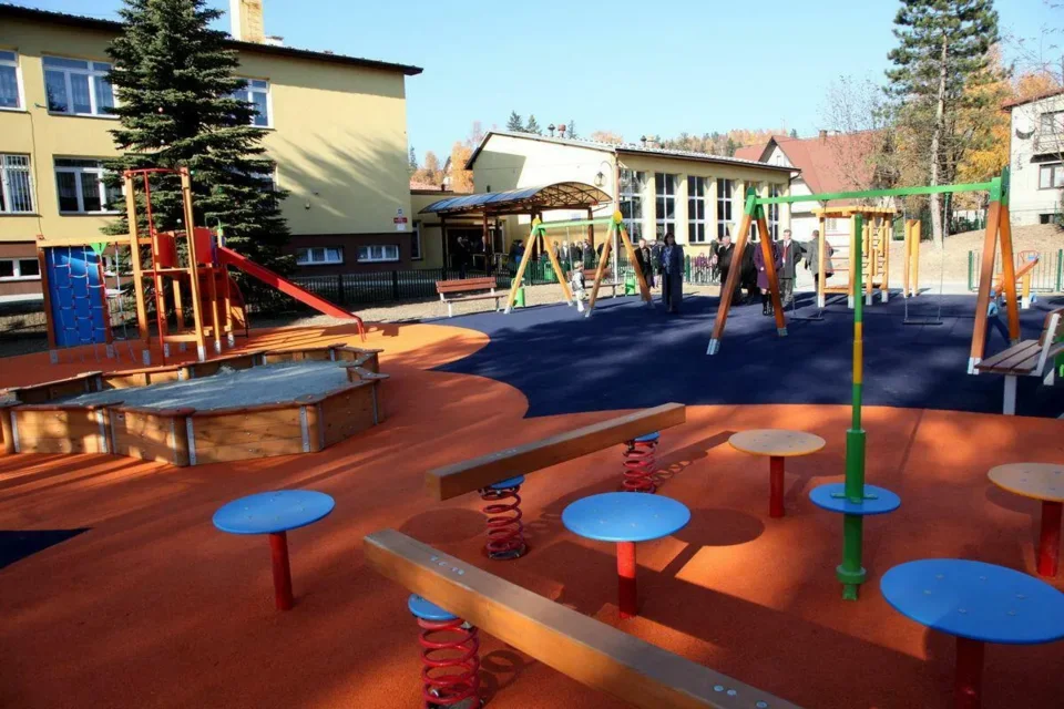 Powstaną trzy szkolne place zabaw