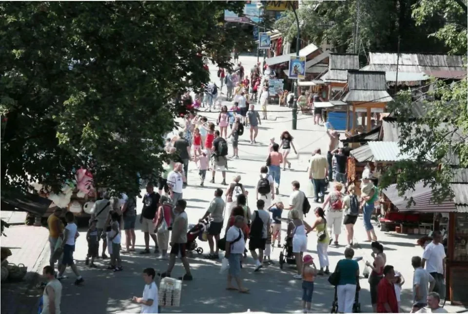 Turyści szturmują Zakopane i okoliczne miejscowości