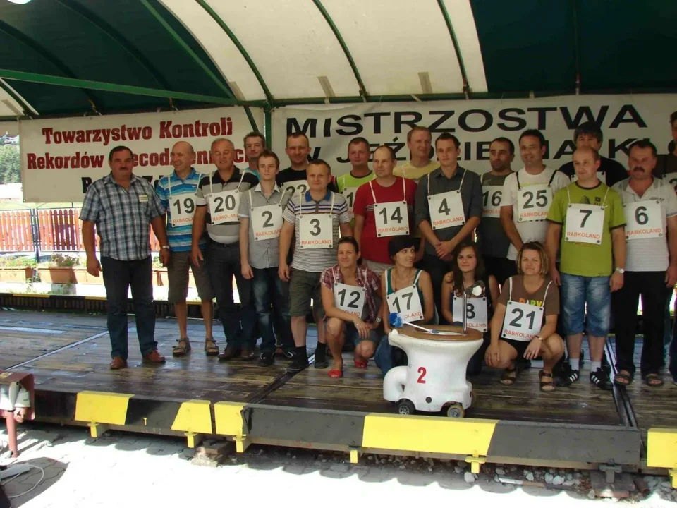 Pan Michał Michalczyk z Daleszyc jest mistrzem Polski 2012 w jeździe na mobilnych muszlach klozetowy