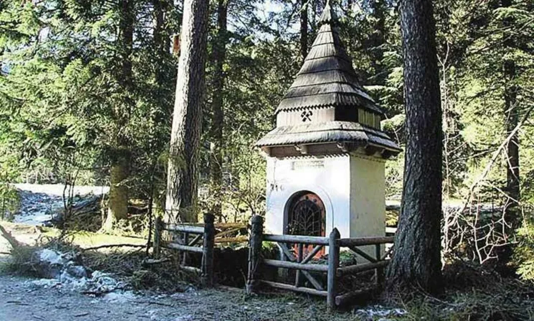 Sataniści zdewastowali kapliczkę w Kościeliskiej
