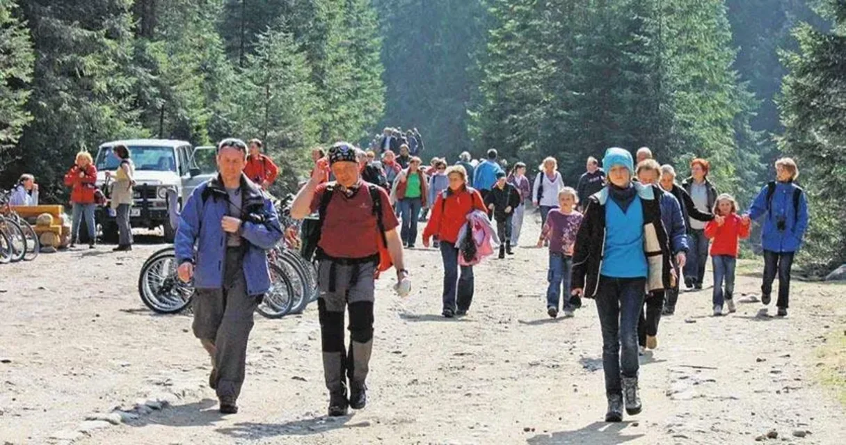 Słoneczna pogoda przyciągnęła w weekend w tatrzańskie doliny prawdziwe tłumy ludzi
