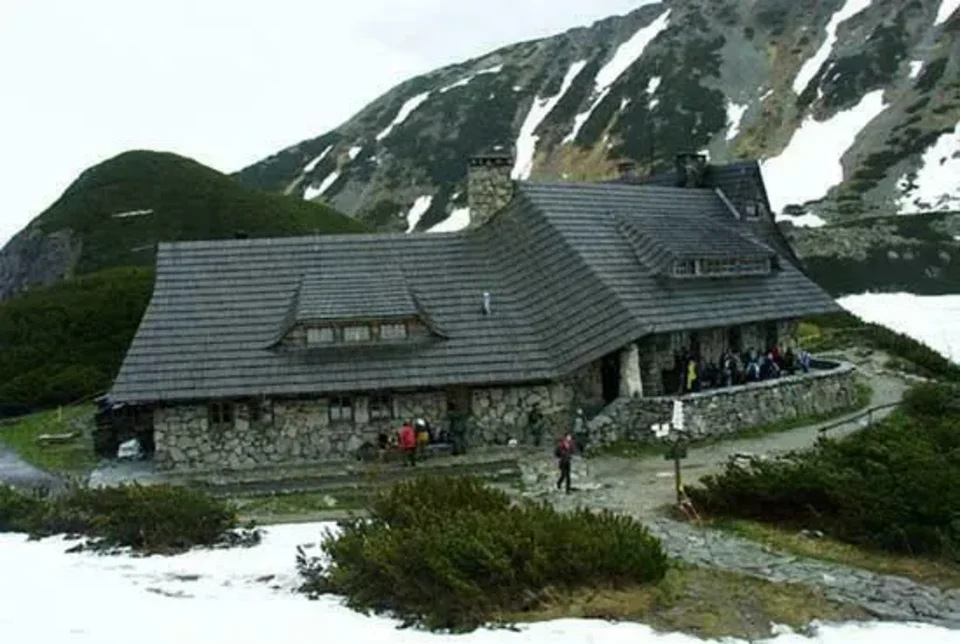 Schronisko w Dolinie Pięciu Stawów Polskich (1668 m.n.p.m.)