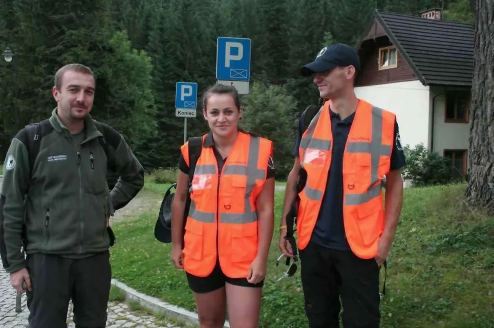 Wolontariusze TPN kierują ruchem turystycznym w Tatrach