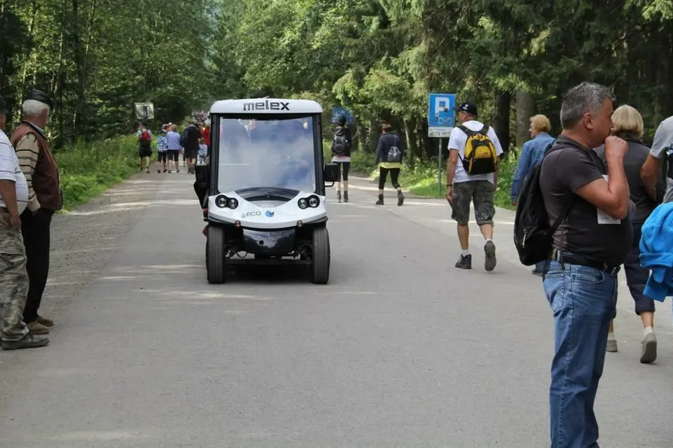 Pierwsze próby elektrycznego transportu na drodze do Morskiego Oka