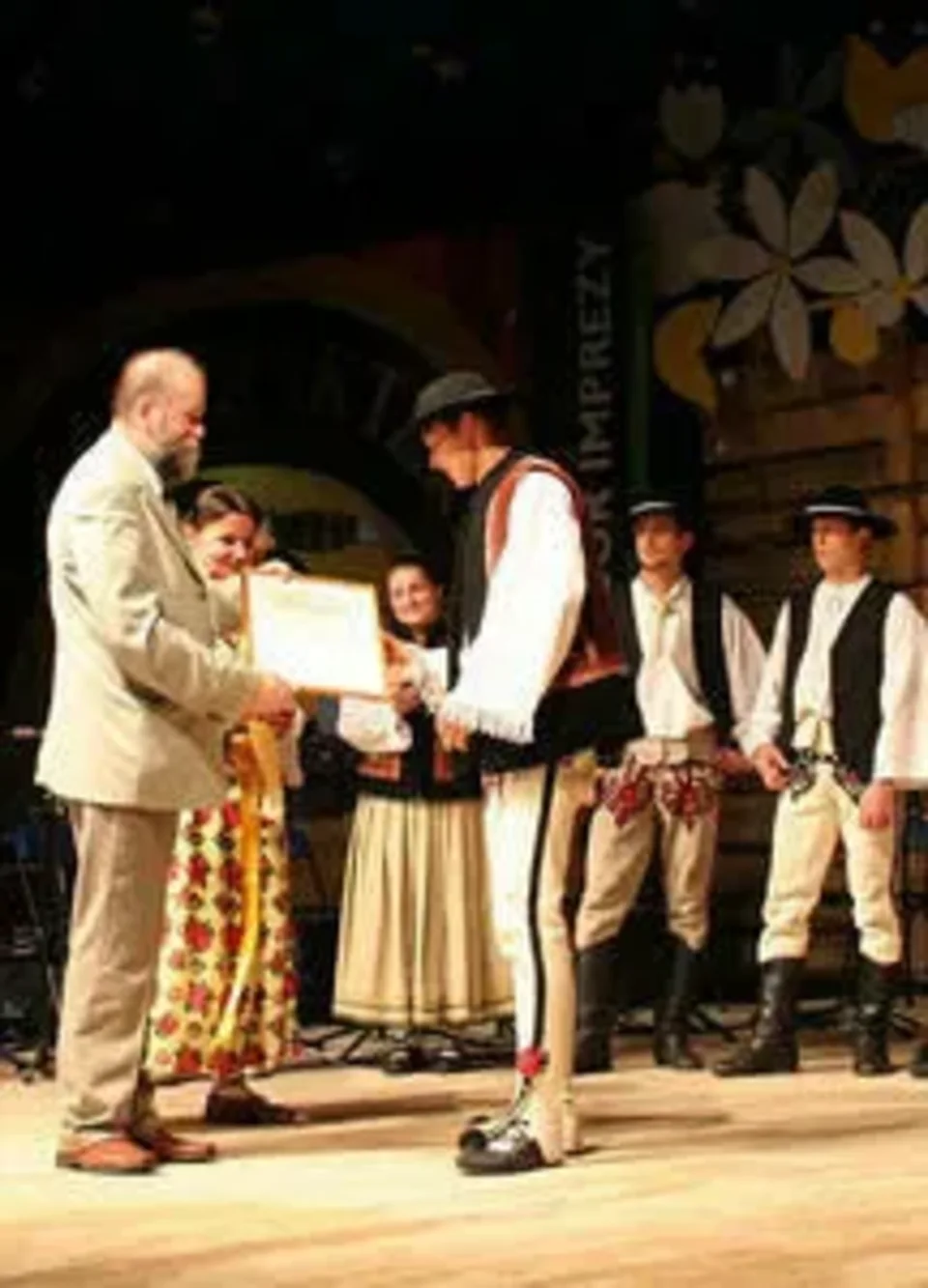 Kto unicestwia folklor?