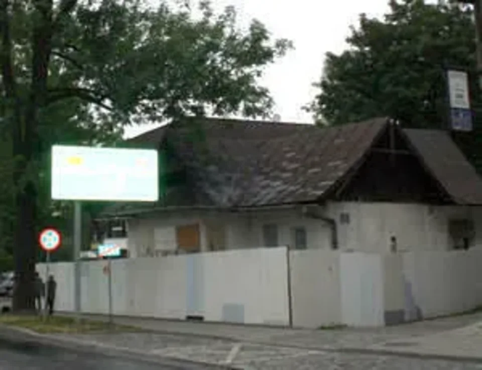 Przy wjeździe do miasta: góralska rudera