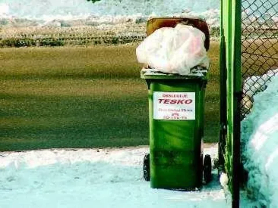 Tylko halny hulał wśród śmieci