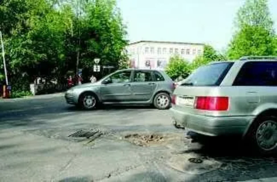 Miesięczny poślizg w łataniu dziurawych ulic