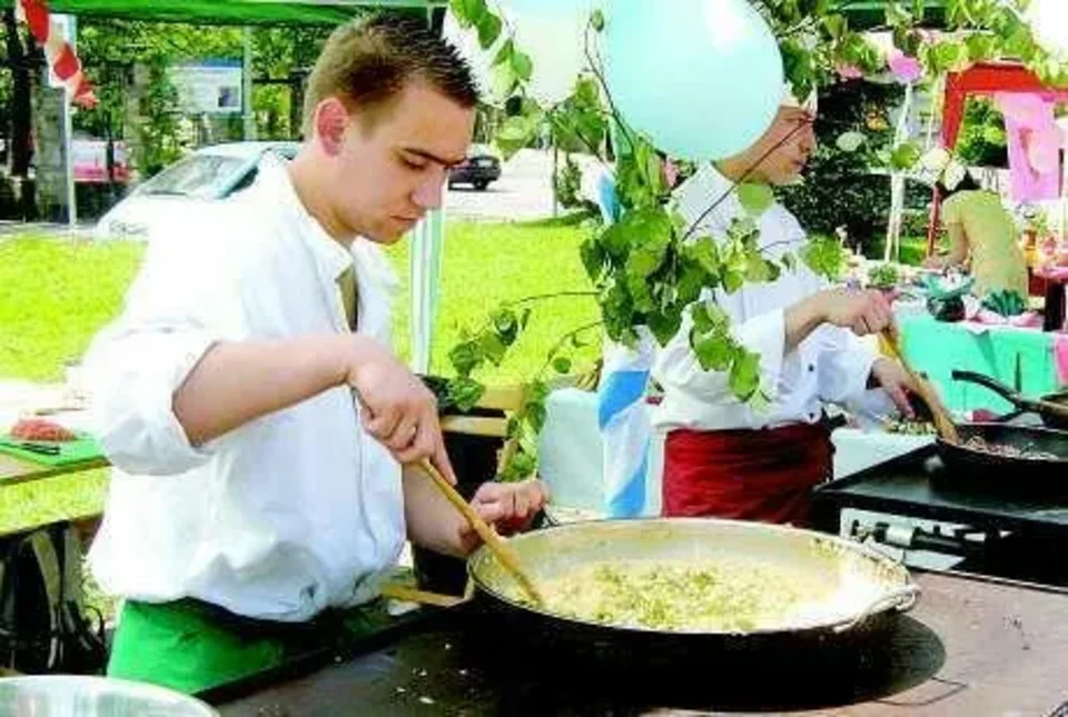 Jajecznica ze świeżą bazylią i cebulą. Pyszne.