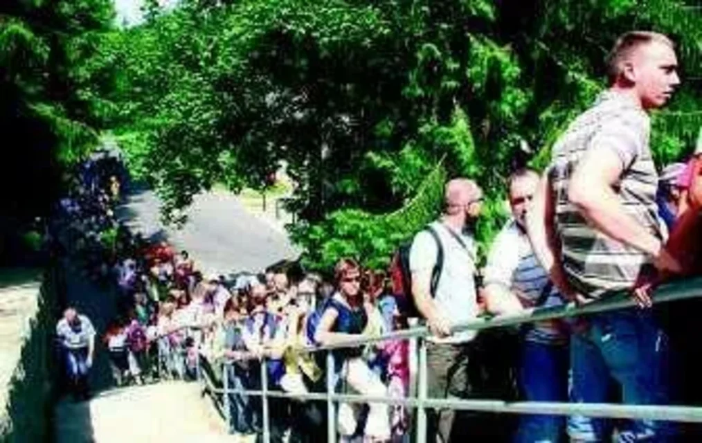 Gigantyczna kolejka do kolejki
