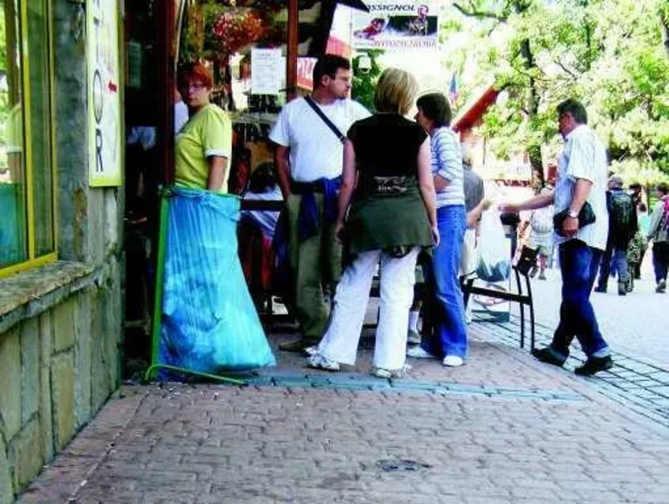 Brudne, sypiące się Krupówki do naprawy