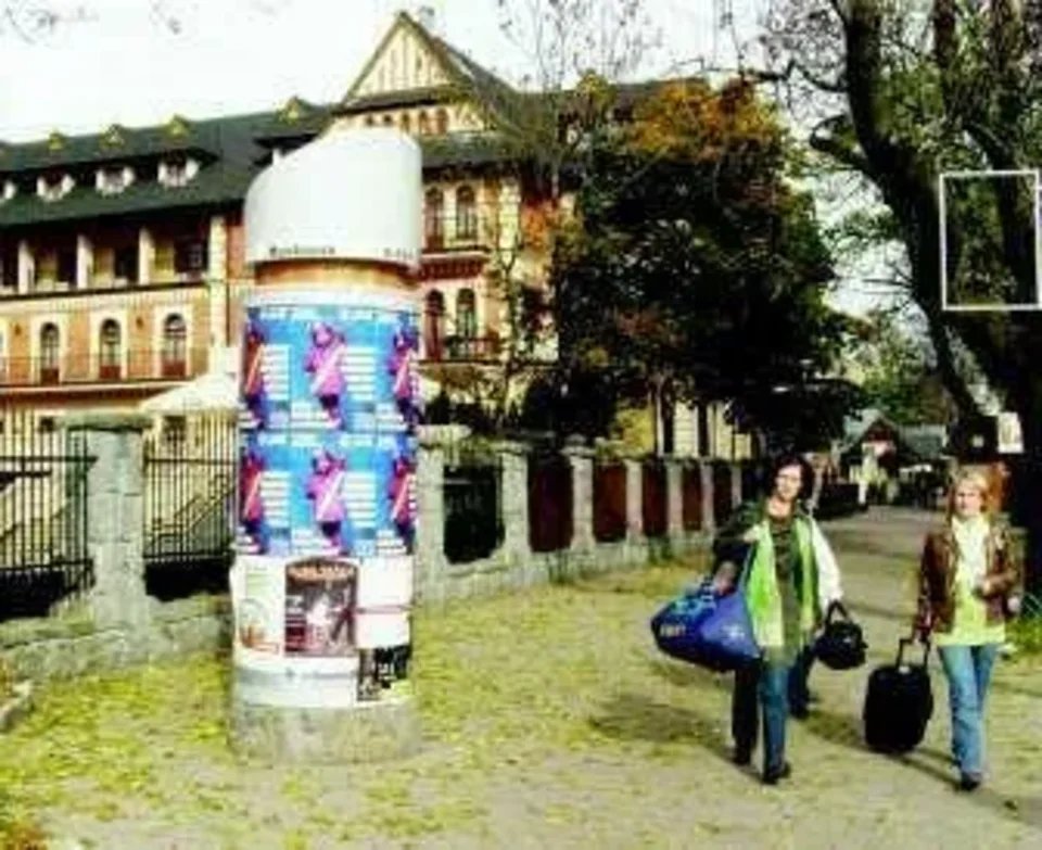 Biuro Promocji reklamuje na słupach gminę i musi jej za to... zapłacić