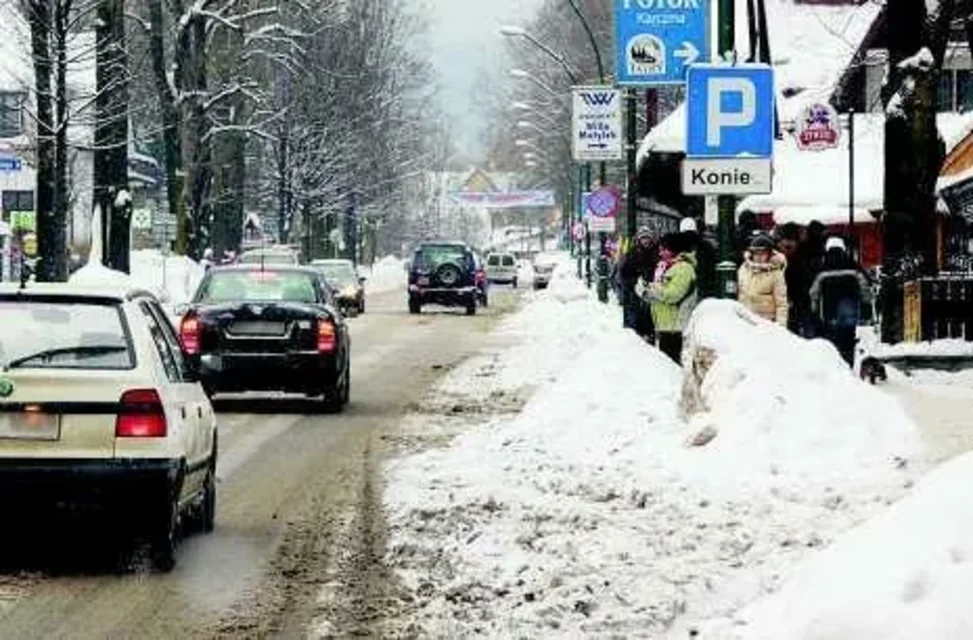 Zakopane śniegiem zasypane, z wielkimi pryzmami na wszystkich miejskich parkingach