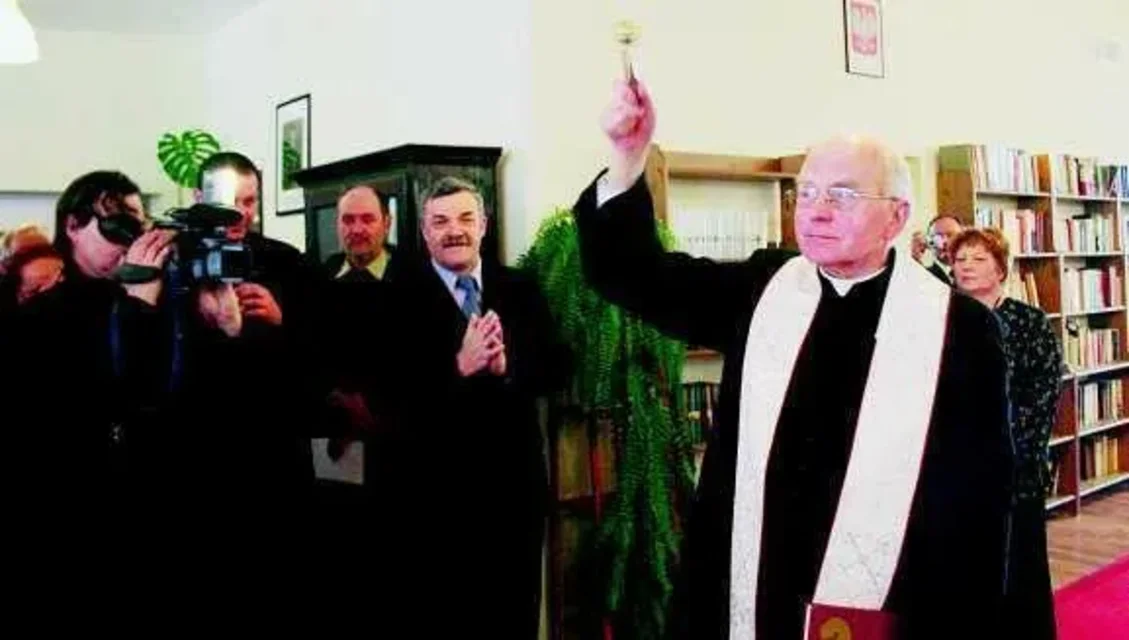 Nowoczesna biblioteka ze stanowiskami komputerowymi i... szachownicami już działa