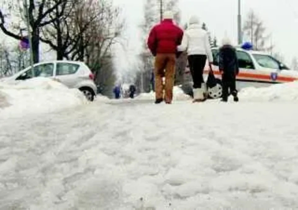Chodniki toną pod śnieżną bryją
