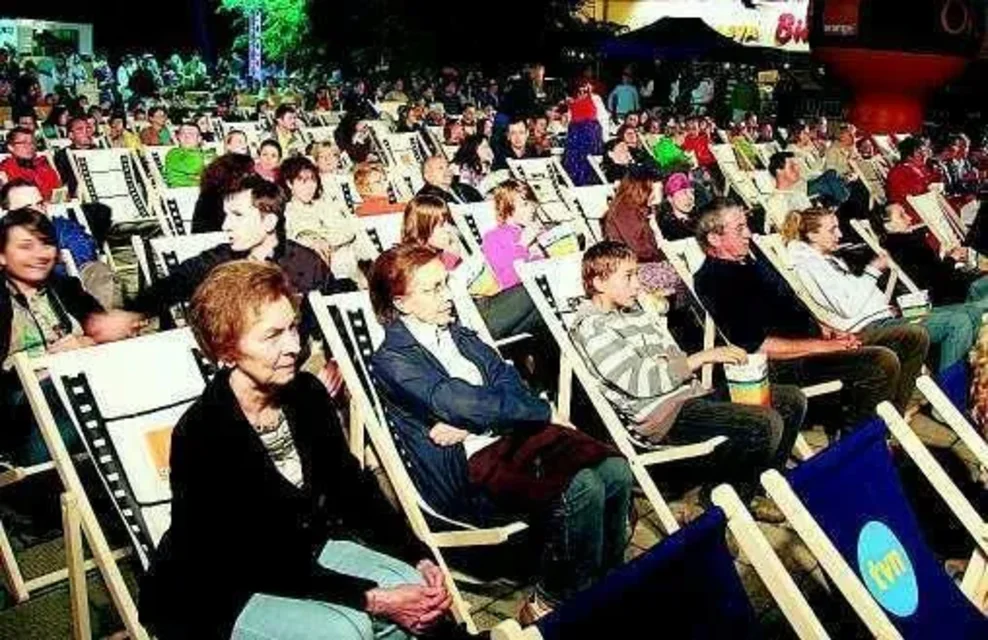 Tłumy turystów oglądają kino letnie. Dzisiaj „Slumdog – milioner z ulicy”