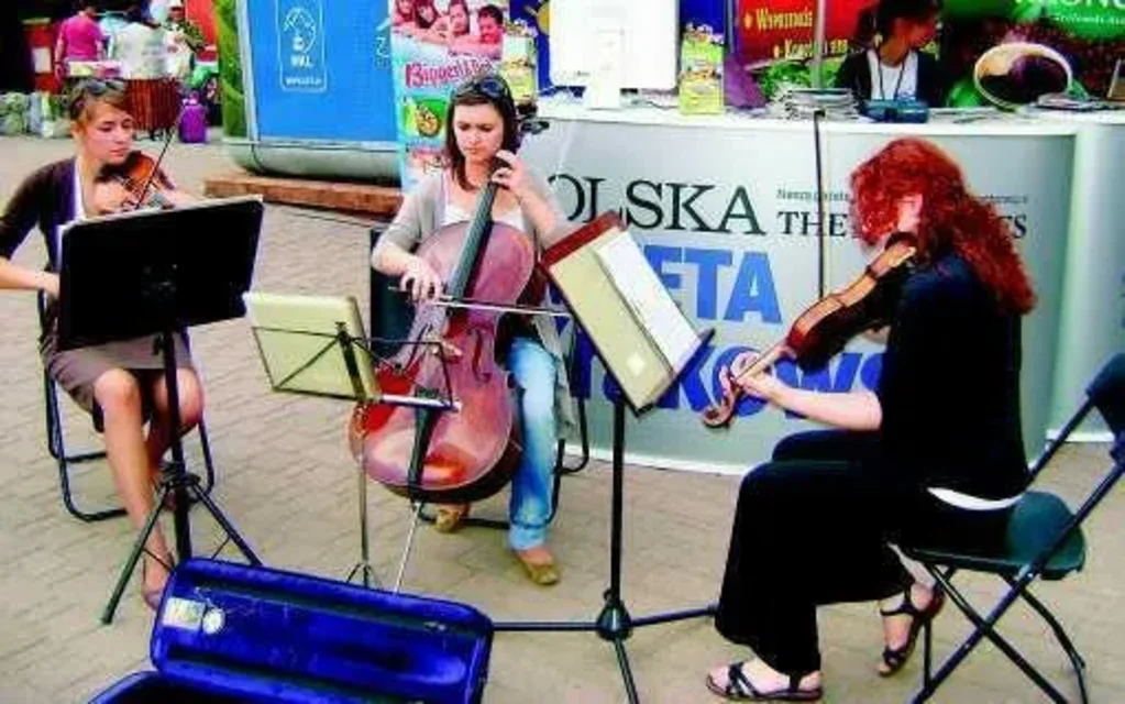 Trio smyczkowe grało na Krupówkach
