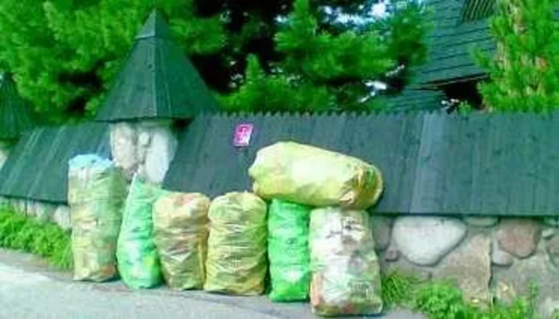 Worki ze śmieciami czekają na wywóz