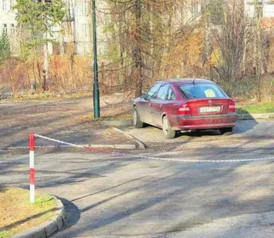 Łańcuchy na ulicy przy szkole