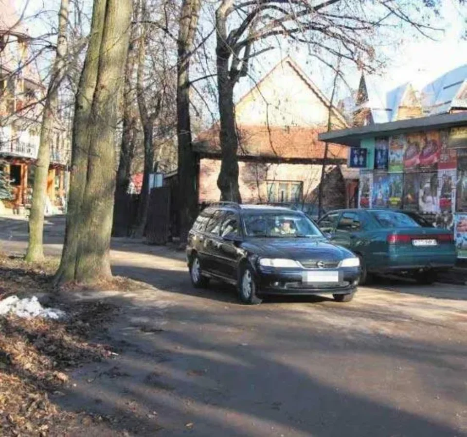 Samochody mkną sobie alejkami spacerowymi