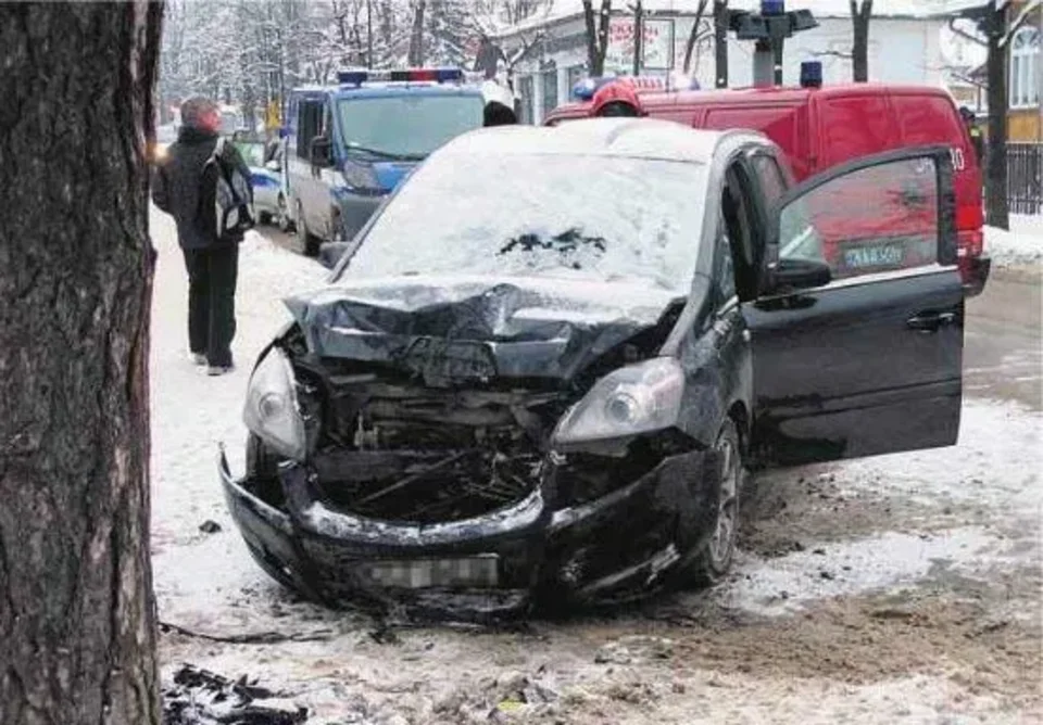 Kobieta kierująca oplem, chcąc uniknąć potrącenia pieszego, wjechała w drzewo