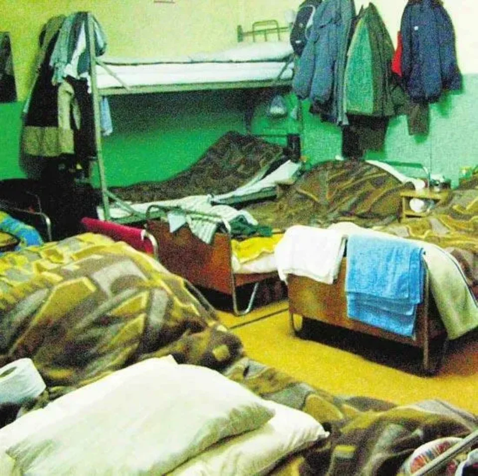 Bezdomni niemile widziani na klatce