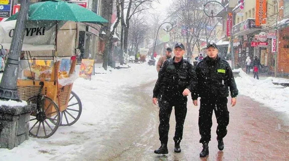 Policja zarobiłaby, ale zarabia ochrona