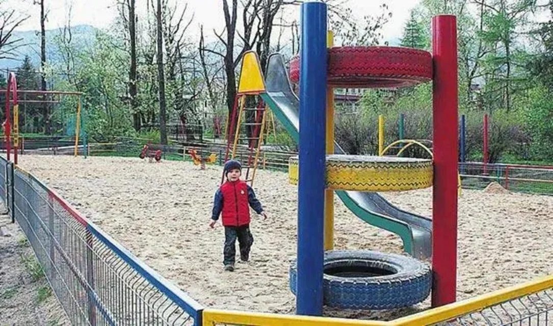 Bezpieczne huśtanie tylko w parku miejskim