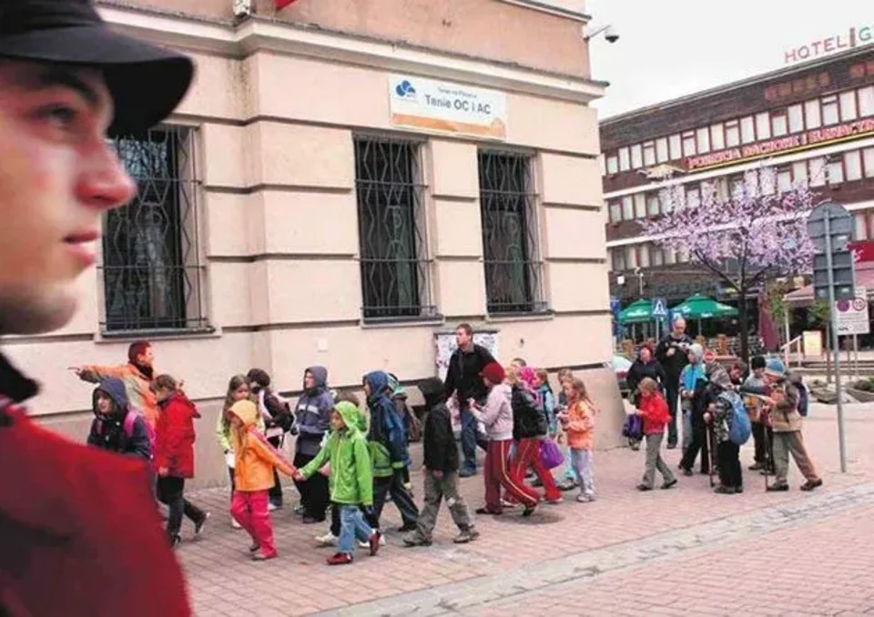 Krupówki rozbrzmiewają śmiechem dzieciaków