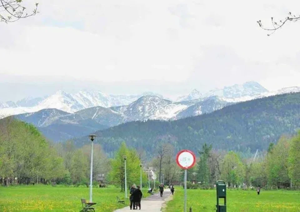 Wiosenne Zakopane z widokiem na białe Tatry