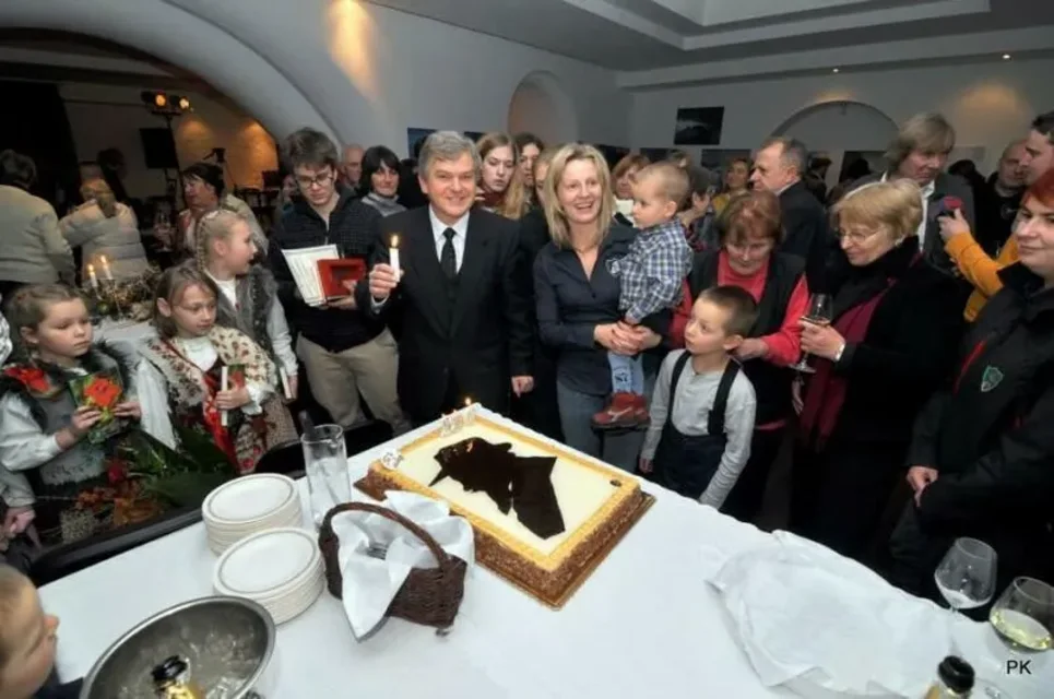 Strzelił szampan, tort został pokrojony