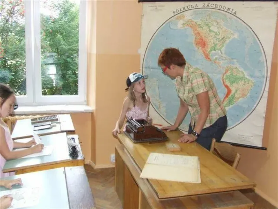 Przenieś się w czasie - lekcja historii w zabytkowej klasie