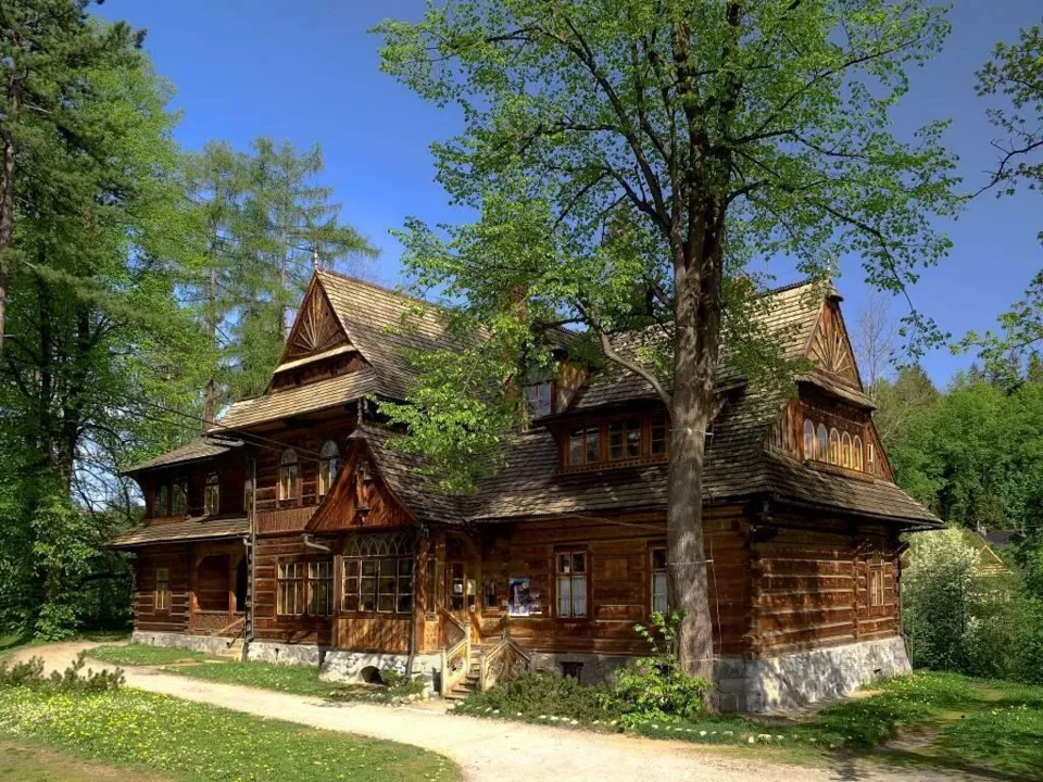 MUZEUM TATRZAŃSKIE. OD SIERMIĘŻNEJ IZBY DO JEDENASTU PEREŁ ARCHITEKTURY