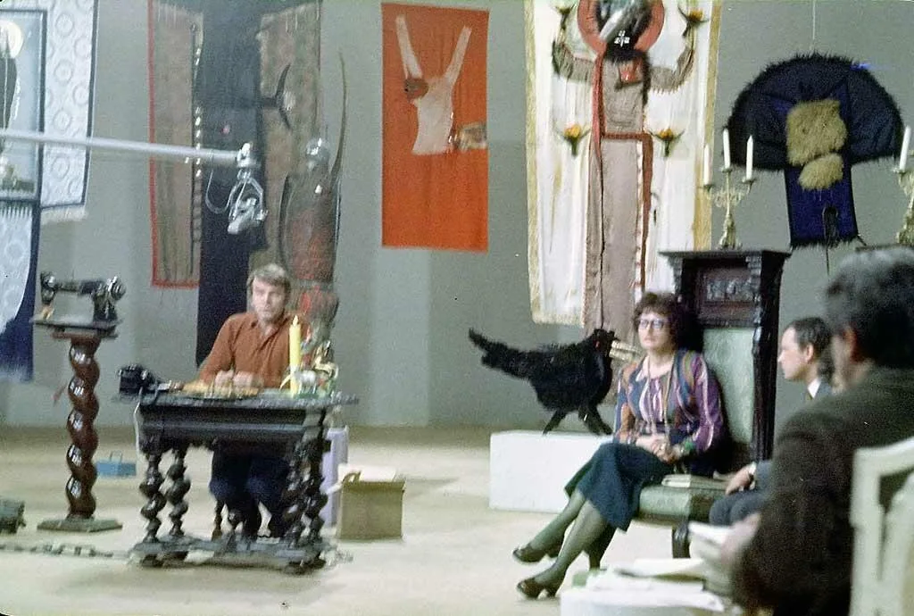 Władysław Hasior w 1982 r. Slajd z serii "Film TV 1982" (fot. arch. Muzeum Tatrzańskiego)