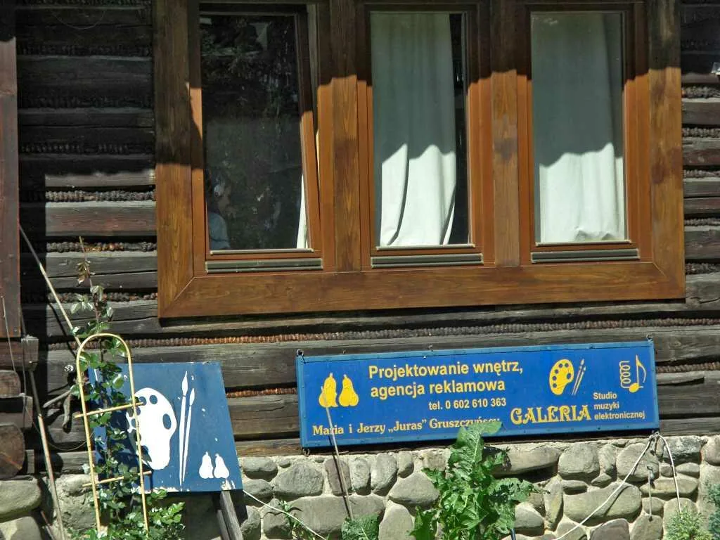 Tablica informacyjno-reklamowa (fot. Andrzej Samardak)